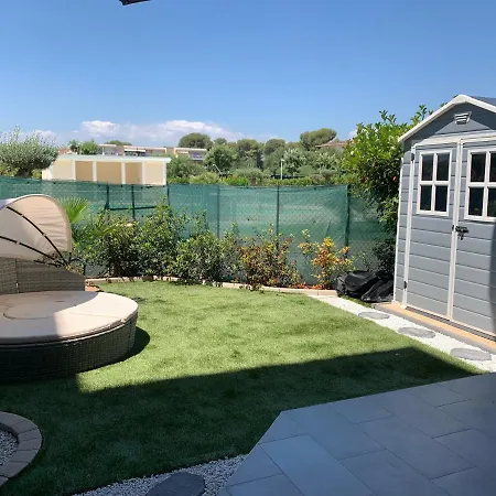 Joli Climatise Avec Jardin Dans Avec Piscine