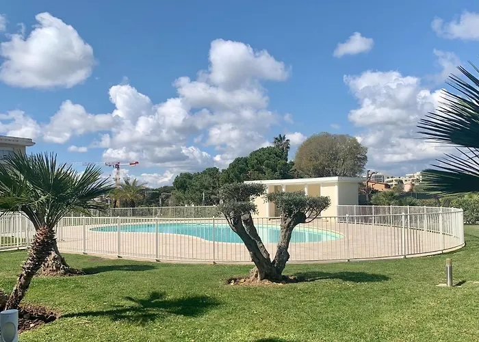 Joli Climatise Avec Jardin Dans Avec Piscine *