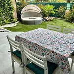 Joli Climatise Avec Jardin Dans Avec Piscine Appartement Antibes
