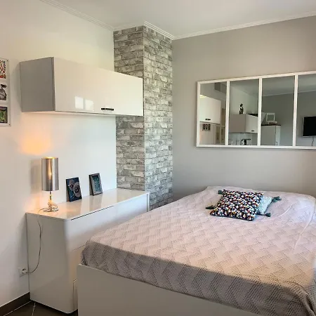 Apartment Joli Climatise Avec Jardin Dans Avec Piscine
