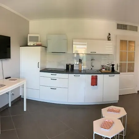 Appartement Joli Climatise Avec Jardin Dans Avec Piscine