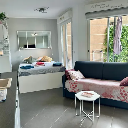 Apartment Joli Climatise Avec Jardin Dans Avec Piscine *