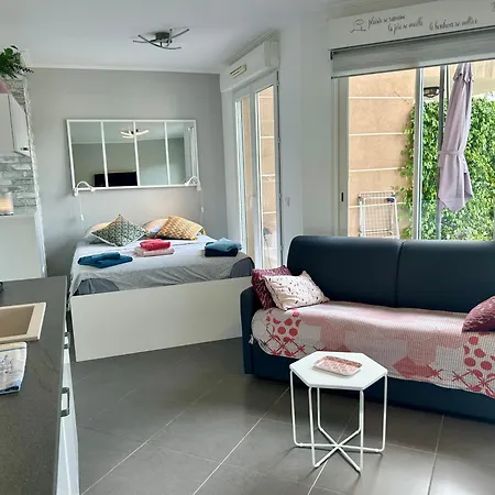 Апартаменты Joli Climatise Avec Jardin Dans Avec Piscine *