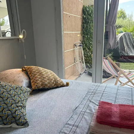 Joli Climatise Avec Jardin Dans Avec Piscine Антиб