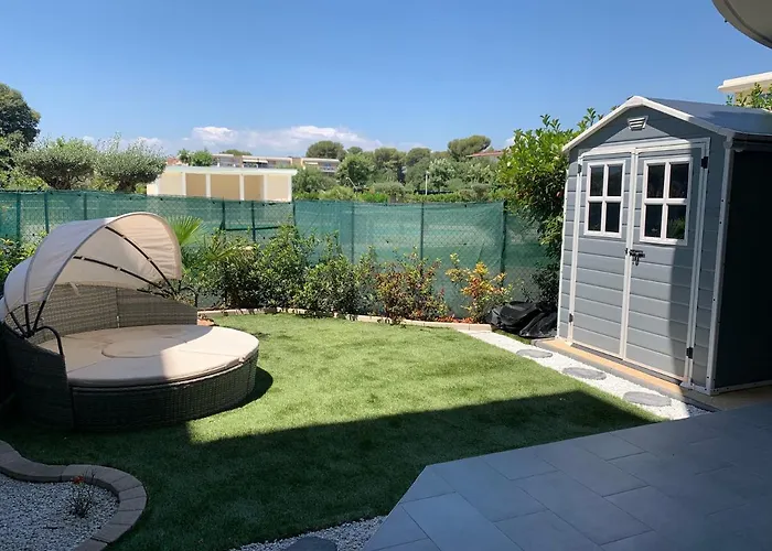 Joli Climatise Avec Jardin Dans Avec Piscine