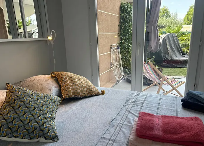 Joli Climatise Avec Jardin Dans Avec Piscine Антиб